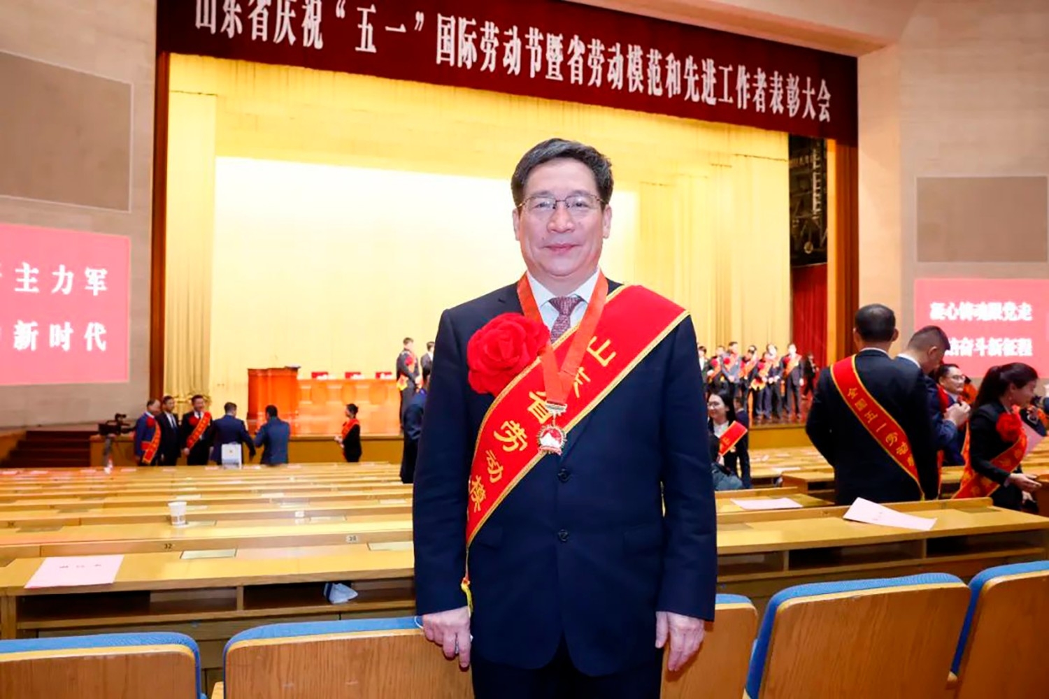 喜報(bào)！李永勝董事長(zhǎng)被授予“山東省勞動(dòng)模范”稱號(hào) 受省委、省政府表彰 (5)